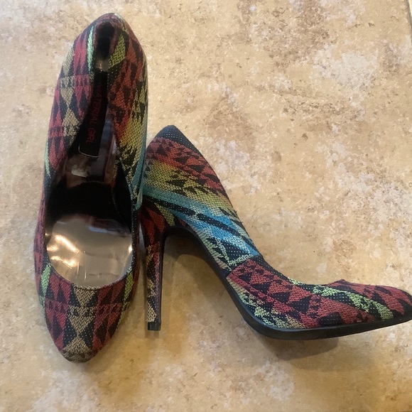Material Girl. Aztec pumps. - Picture 3 of 4